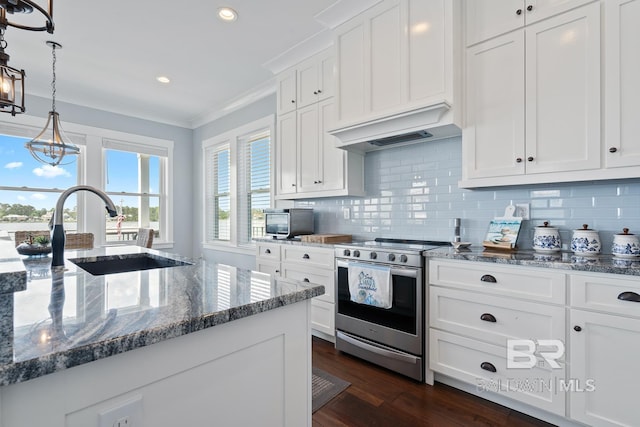 kitchen featuring ornamental molding, dark wood-type flooring, white cabinets, a sink, and stainless steel electric range oven