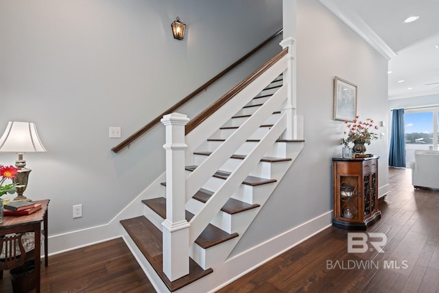 staircase with crown molding, recessed lighting, baseboards, and hardwood / wood-style floors
