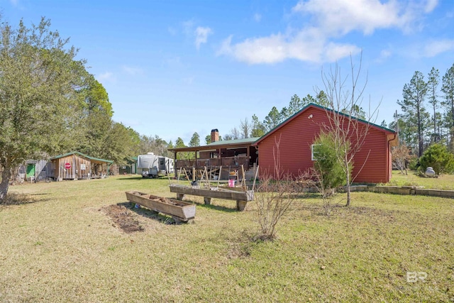 view of yard featuring an outdoor structure