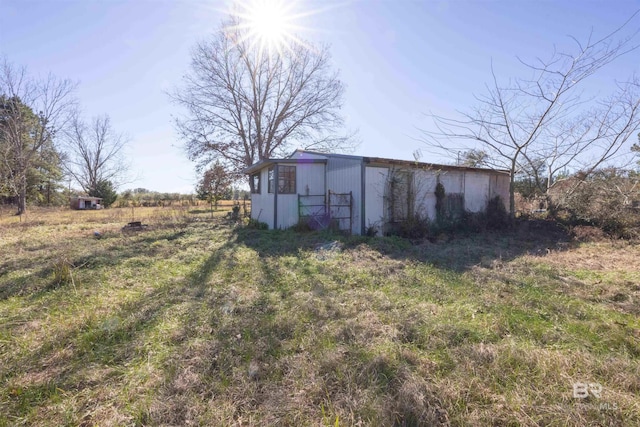 view of yard featuring an outdoor structure