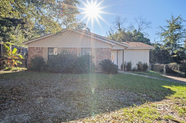 ranch-style house featuring a front yard