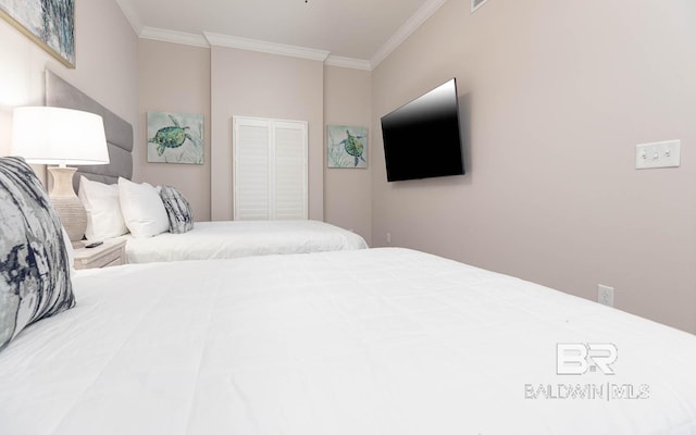 bedroom with visible vents, ornamental molding, and a closet