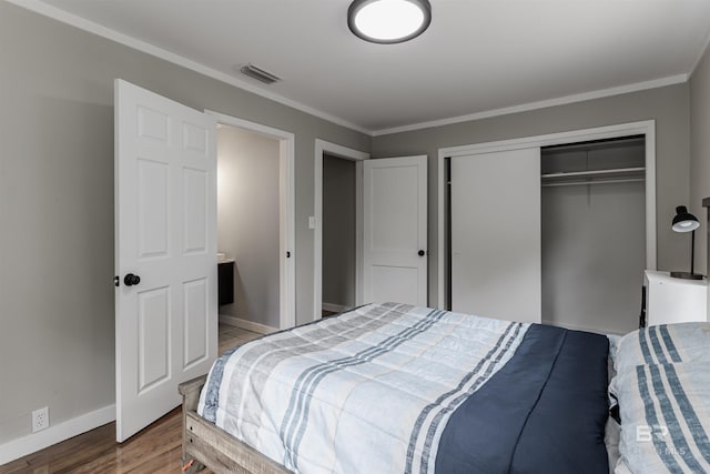 bedroom featuring hardwood / wood-style flooring, ornamental molding, and a closet