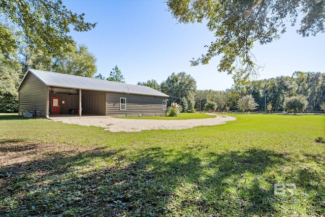 view of yard featuring an outdoor structure