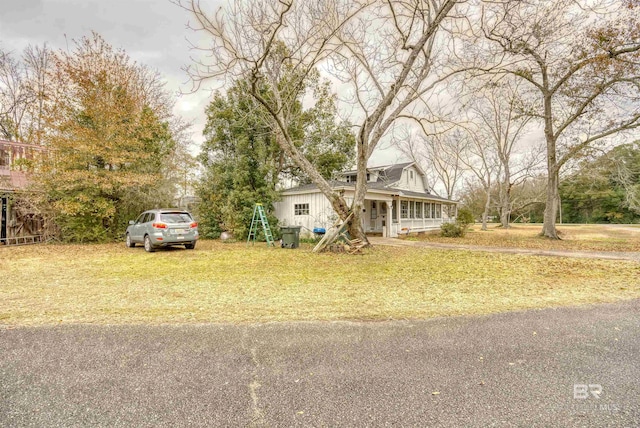 view of front facade featuring a front yard and a porch