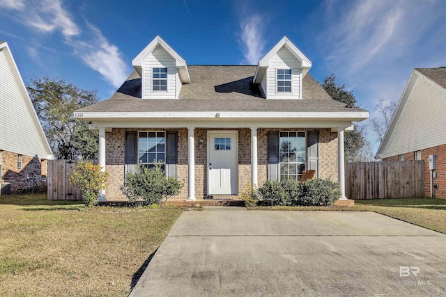 view of front facade featuring a front yard and covered porch