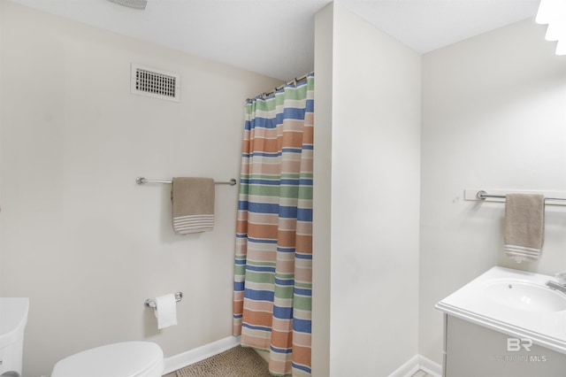 full bath with baseboards, visible vents, a shower with shower curtain, toilet, and vanity