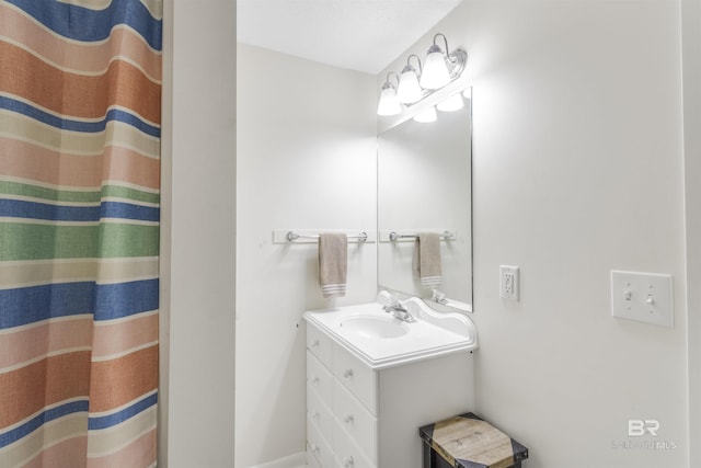 full bathroom featuring curtained shower and vanity