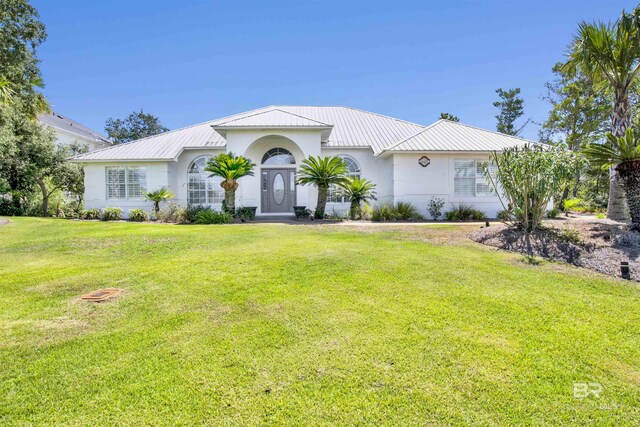 view of front of house featuring a front lawn