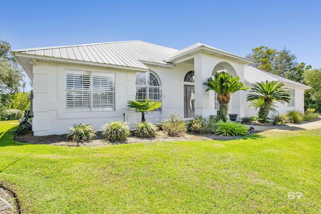 view of front of house with a front lawn