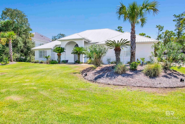 view of front of property featuring a front lawn