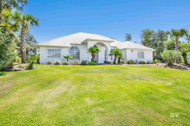 view of front of property featuring a front yard