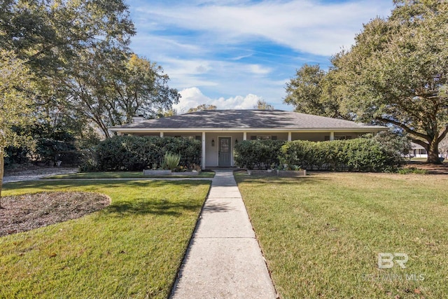 view of front of property featuring a front yard