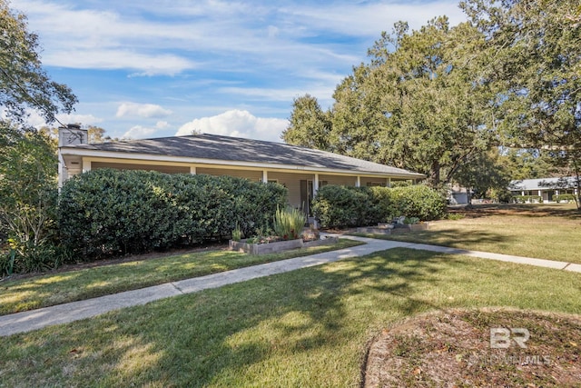 single story home featuring a front yard