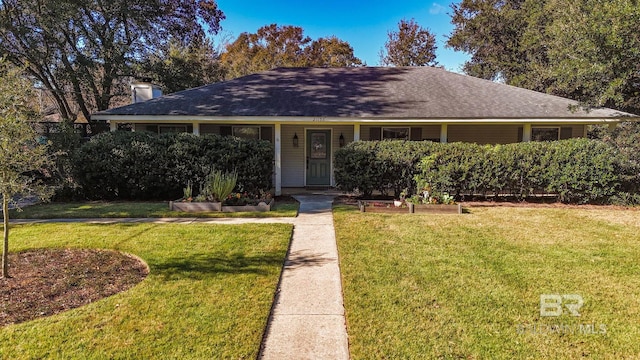 view of front of house with a front lawn