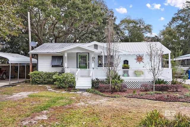 view of front facade with a front lawn, a porch, and a carport