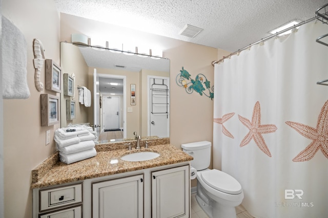 full bath with a textured ceiling, toilet, a shower with shower curtain, vanity, and visible vents