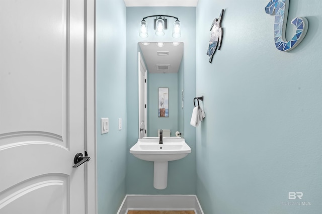 bathroom featuring visible vents and baseboards