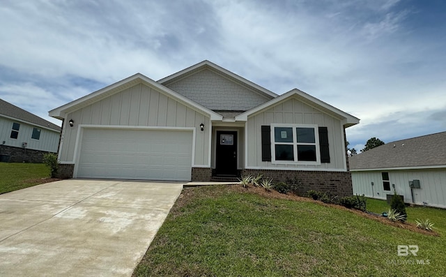 view of front facade featuring a garage and a front lawn