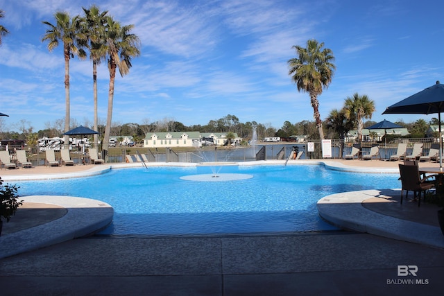 view of swimming pool