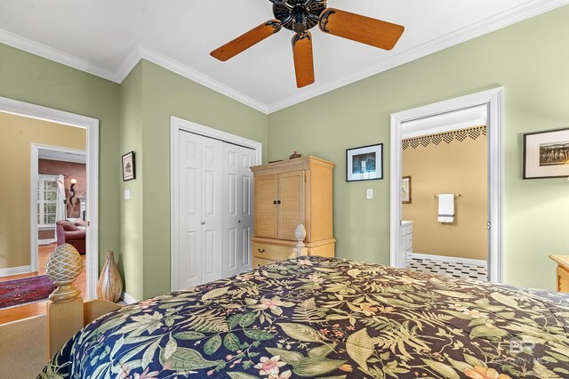 bedroom featuring crown molding, ceiling fan, and a closet