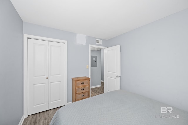 bedroom featuring dark hardwood / wood-style floors and a closet