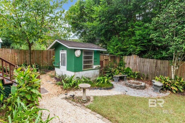 view of yard featuring a shed