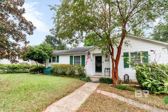 view of front of house featuring a front yard