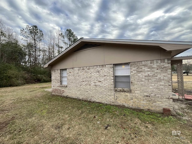 view of side of property featuring a yard