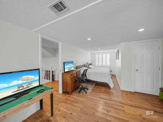 5410 Florida Ave, Orange Beach, AL 36561 - bedroom featuring a textured ceiling, light wood-style flooring, visible vents, baseboards, and recessed lighting