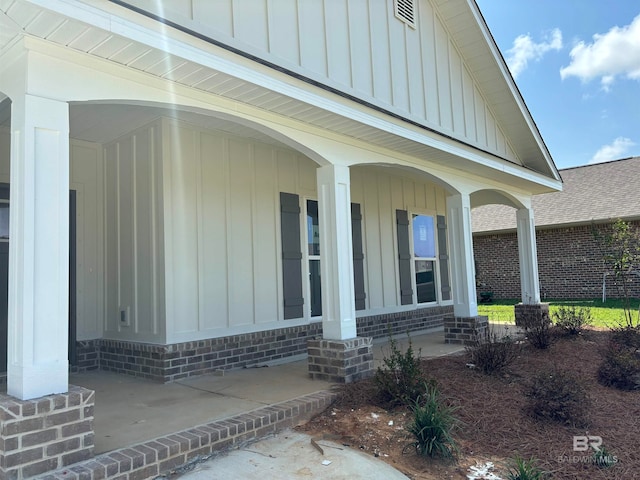 doorway to property with covered porch