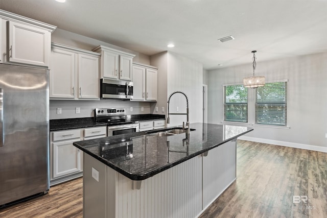 343 Stave Mill Rd, Fairhope, AL 36532 - kitchen featuring stainless steel appliances, a sink, visible vents, wood finished floors, and an island with sink