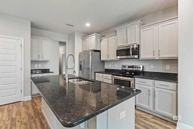 343 Stave Mill Rd, Fairhope, AL 36532 - kitchen featuring recessed lighting, visible vents, a sink, a kitchen island with sink, and appliances with stainless steel finishes