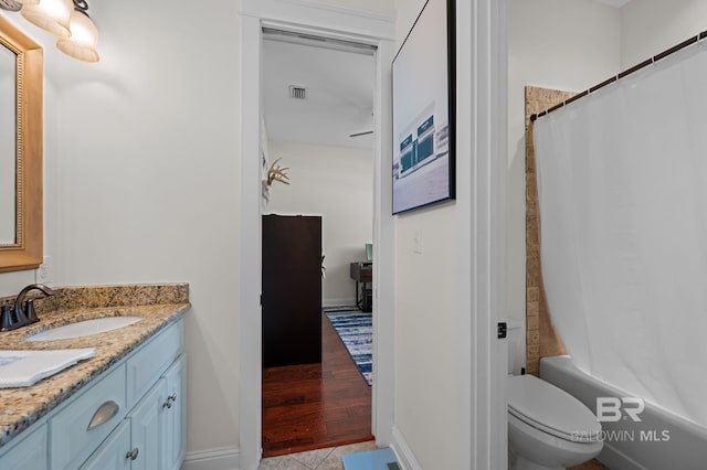 full bath with shower / bath combination with curtain, visible vents, toilet, vanity, and baseboards