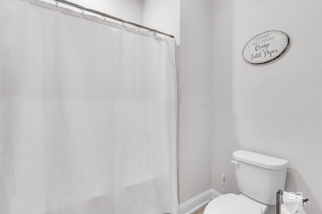 3905 Mercury Cir, Gulf Shores, AL 36542 - bathroom with curtained shower and toilet
