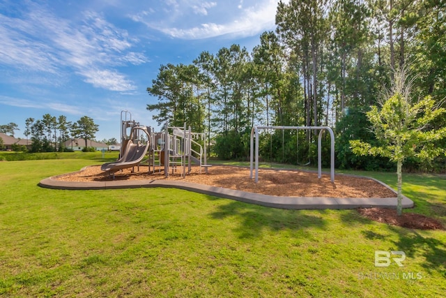 3905 Mercury Cir, Gulf Shores, AL 36542 - community play area featuring a lawn