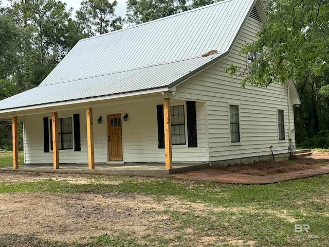 view of front facade featuring a porch