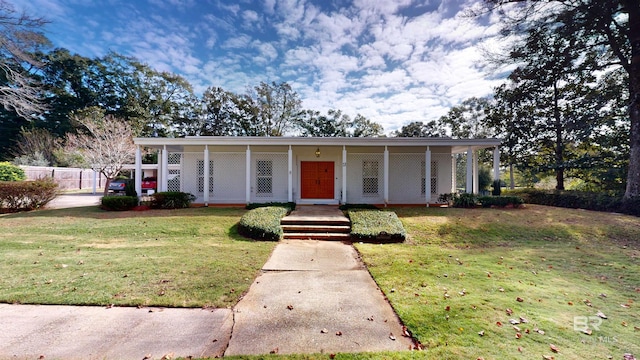 view of front facade with a front yard