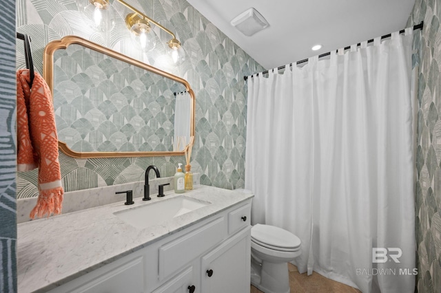 bathroom featuring curtained shower, toilet, visible vents, vanity, and wallpapered walls