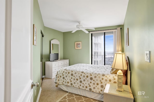 bedroom with ceiling fan and baseboards