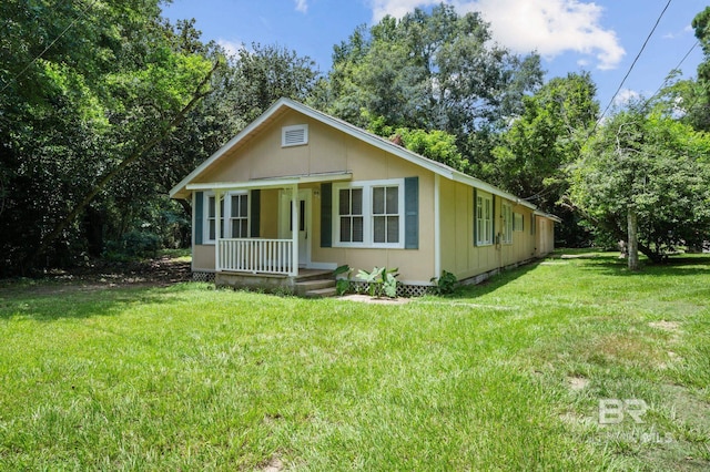 view of front of house featuring a front lawn