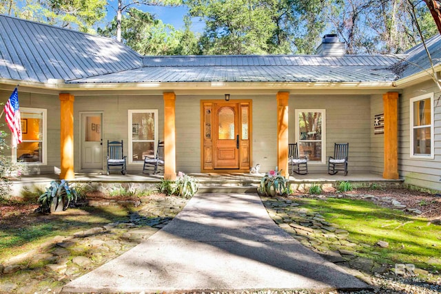 entrance to property featuring covered porch