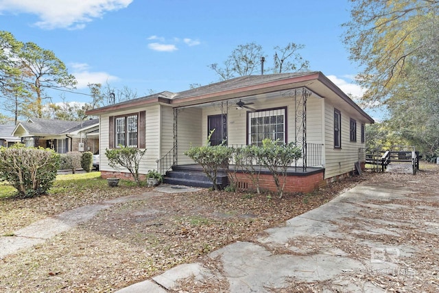 view of front facade featuring covered porch and ceiling fan