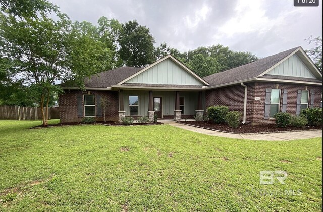 view of front of property with a front lawn and covered porch