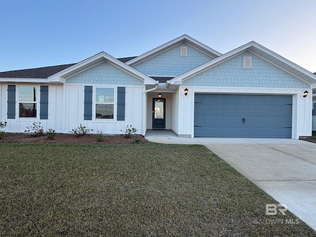 view of front of house featuring a front yard and a garage