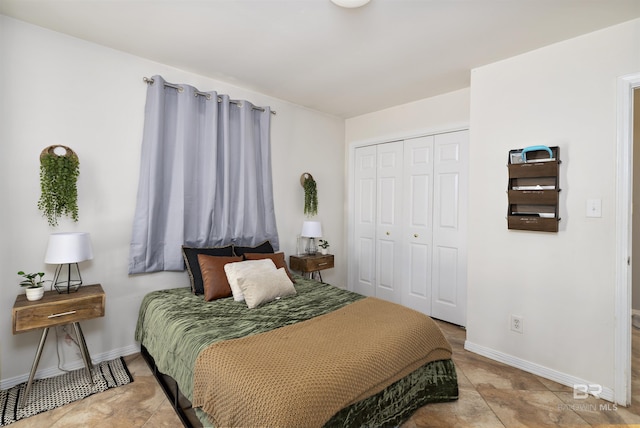 bedroom featuring a closet and baseboards