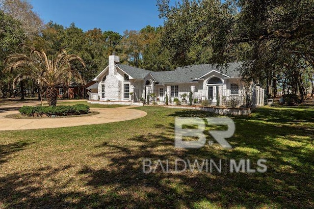 ranch-style home featuring a front lawn