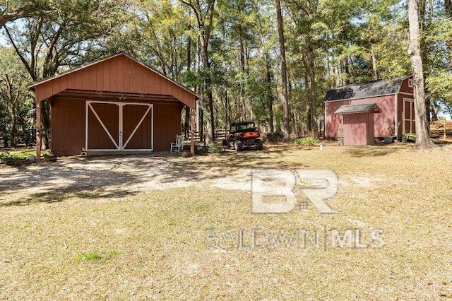 view of yard with an outbuilding and a barn