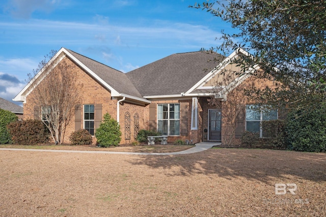 view of front facade featuring a front yard