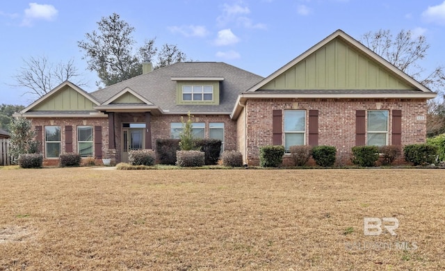 craftsman-style home featuring a front yard